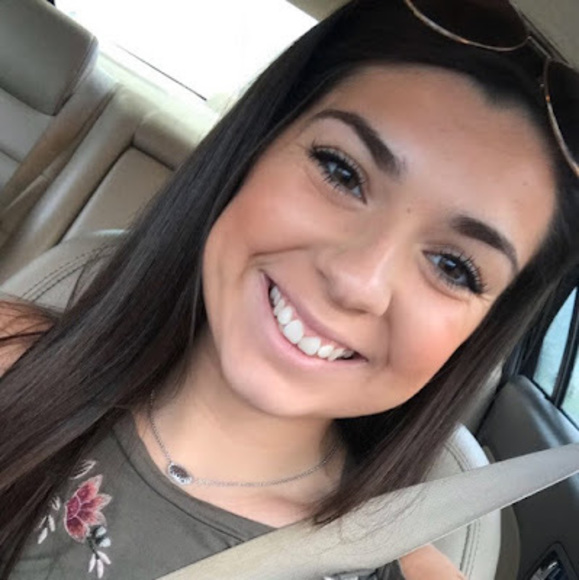 Meet your Posher, Alyssa - Picture 1 of 1